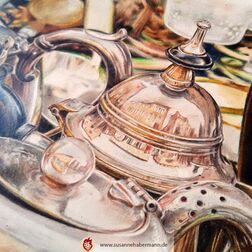 "Graffelmarkt" -Nahaufnahme- verschiedene Teekannen und Flohmarktwaren mit vielen Spiegelungen - Zeichnung Buntstift auf Papier - A4