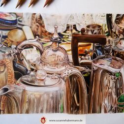 "Graffelmarkt" - verschiedene Teekannen und Flohmarktwaren mit vielen Spiegelungen - Zeichnung Buntstift auf Papier - A4