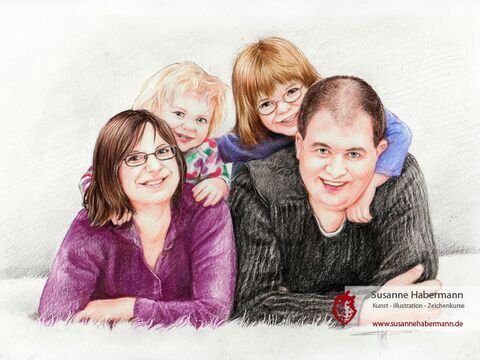 Familienporträt - Eltern im Vordergrund, zwei kleine Kinder lehnen sich über die Schultern der Eltern - Zeichnung Buntstift auf Papier - Porträts zeichnen lassen