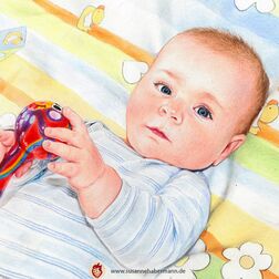 Porträt - Baby mit Rassel - Zeichnung Buntstift auf Papier - fotorealistischer Stil - A4