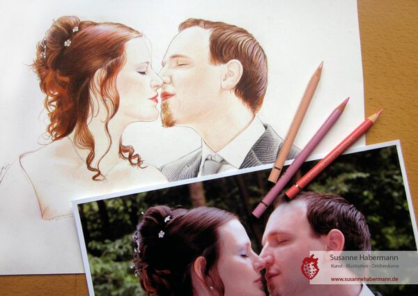 Hochzeitsporträt -  Fotovorlage liegt auf der fertigen Zeichnung zusammen mit einigen Buntstiften - Zeichnung Buntstift auf Papier - realistischer Stil - A4