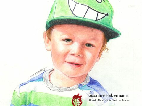 Porträt - kleiner Junge mit grüner Baseballkappe - Zeichnung Buntstift auf Papier - Porträts zeichnen lassen