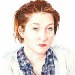 Porträt -  Junge Frau mit braunen Haaren - Zeichnung Buntstift auf Papier - fotorealistischer Stil - A4