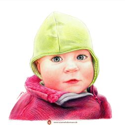 Porträt  -  Baby mit grüner Kappe und rosa Jacke - Zeichnung Buntstift auf Papier - fotorealistischer Stil - A4