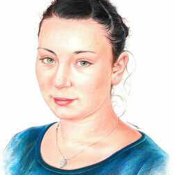 Porträt -  Junge Frau mit hochgesteckten schwarzen Haaren - Zeichnung Buntstift auf Papier - fotorealistischer Stil - A4