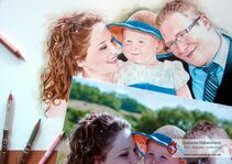 Hochzeitsporträt -  Fotovorlage liegt auf der fertigen Zeichnung zusammen mit einigen Buntstiften - Zeichnung Buntstift auf Papier - fotorealistischer Stil - A4