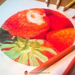 "Erdbeeren" - Erdbeeren in Nahaufnahme, runder Ausschnitt - Schrägansicht mit Buntstiften am Rand - Zeichnung Buntstift auf Papier - 21 cm Durchmesser - 350 €