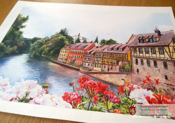 "Stein Wassergasse" - Flusslauf mit Fachwerkhäusern am rechten Ufer, Geranien im Vordergrund - Zeichnung Buntstift auf Papier - A4 - 250 €