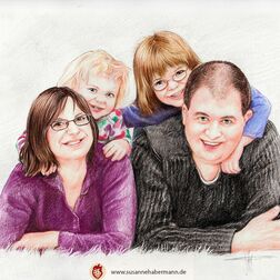 Familienporträt - Eltern im Vordergrund, zwei kleine Kinder lehnen sich über die Schultern der Eltern - Zeichnung Buntstift auf Papier - Porträts zeichnen lassen