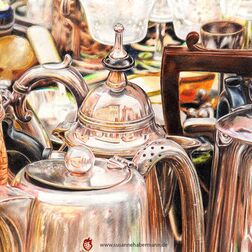"Graffelmarkt" - verschiedene Teekannen und Flohmarktwaren mit vielen Spiegelungen - Zeichnung Buntstift auf Papier - A4 - 1250 €