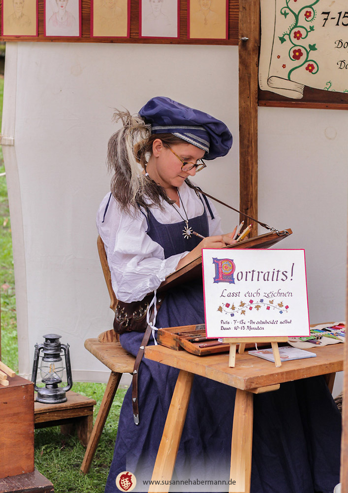 Porträtzeichnen auf dem Burggrabenfest Nürnberg - Zeichnerin im mittelalterlichen Gewand beim Arbeiten - Porträtzeichnen auf Veranstaltungen mit Susanne Habermann