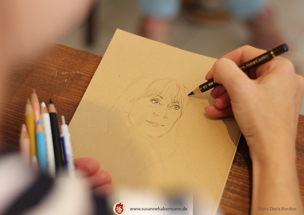 Porträtzeichnen - der Künstlerin beim Zeichnen über die Schulter geschaut