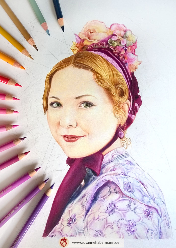 Porträt -  junge Frau im historischen Gewand mit Blumenschmuck von Buntstiften umrahmt - Zeichnung Buntstift auf Papier - fotorealistischer Stil - A4